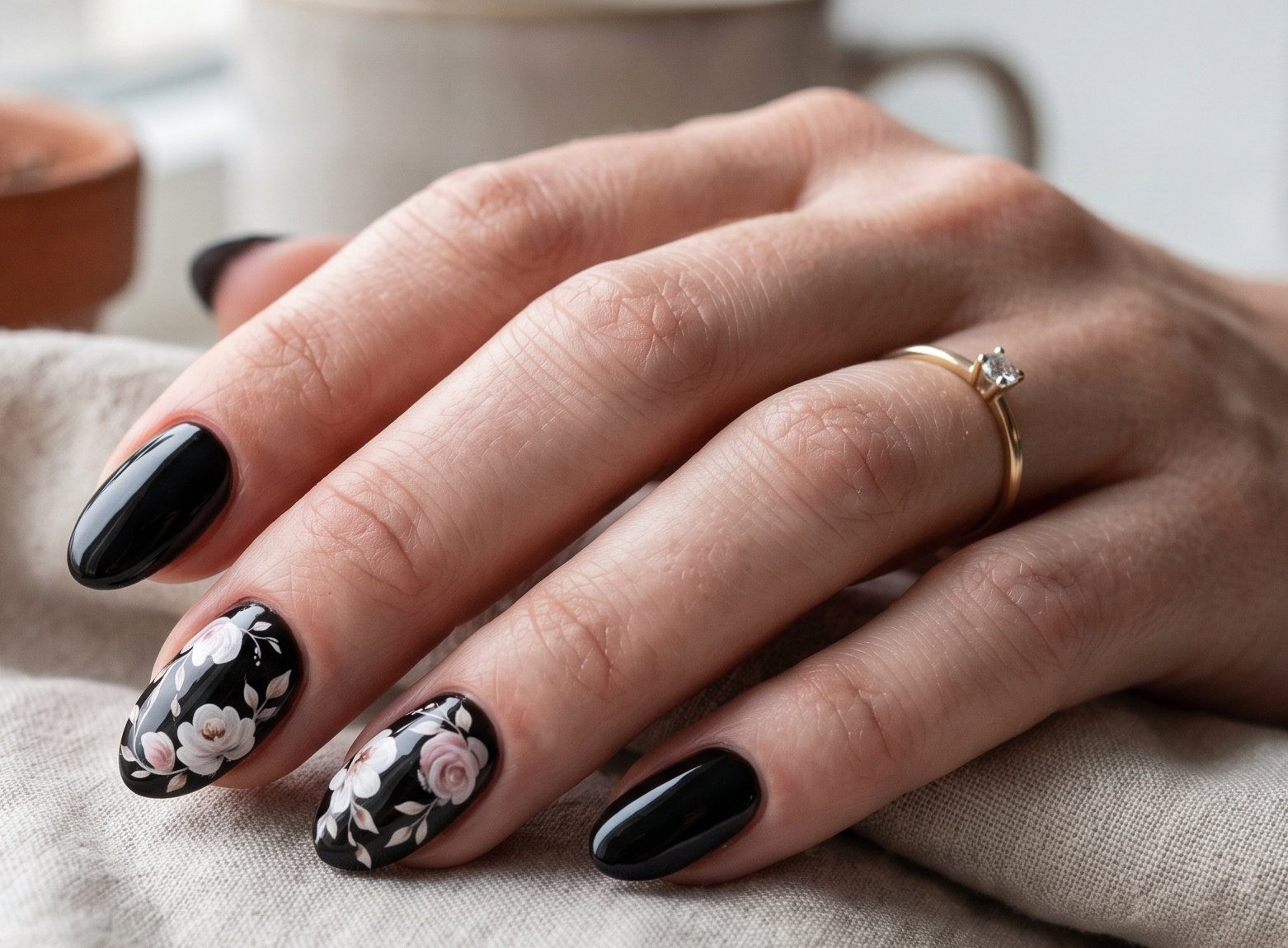 Schwarze Nägel mit Blumen